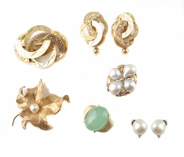 Appraisal: A group of k gold jewelry featuring a pair of