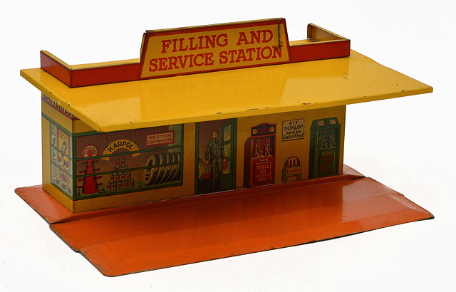 Appraisal: A MECCANO DINKY TOYS PETROL STATION No in yellow complete