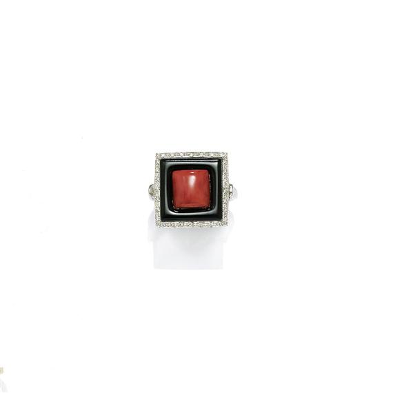 Appraisal: A CORAL ONYX AND DIAMOND RING White gold Decorative ring