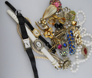 Appraisal: Quantity of fashion jewellery items including gilt flower brooch set