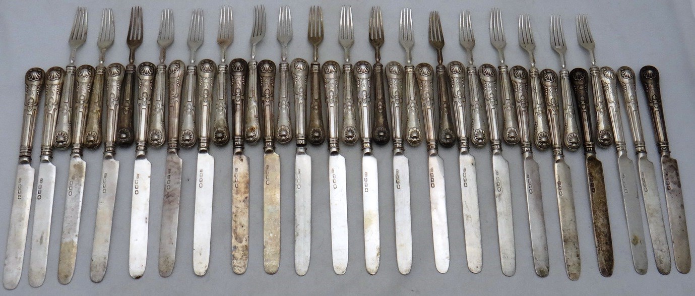 Appraisal: A composite set of twenty-two dessert or fruit knives and