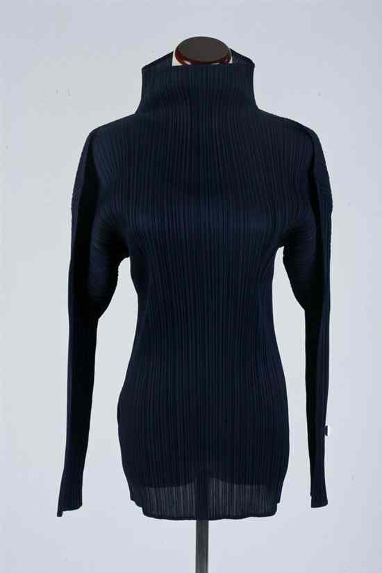 Appraisal: ISSEY MIYAKE NAVY PLEATED SEAMLESS TURTLENECK Size small