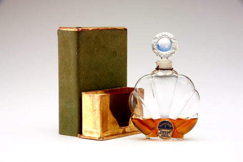 Appraisal: NESTLY Numero perfume bottle in opalescent glass with box 's