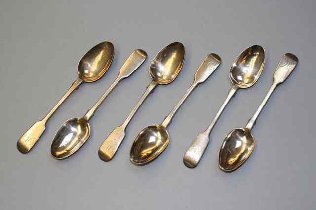 Appraisal: A SET OF SIX WILLIAM IV SILVER FIDDLE PATTERN TEASPOONS