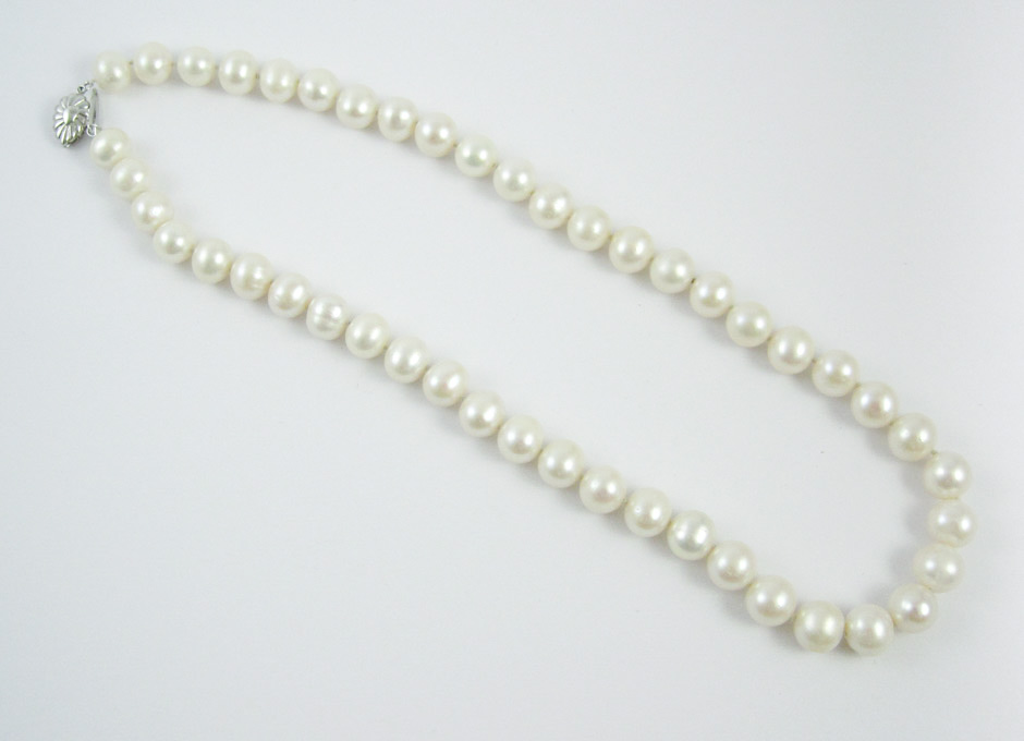 Appraisal: PRINCESS LENGTH PEARL NECKLACE consisting of pearls coming together with