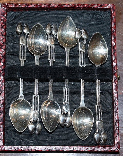 Appraisal: A SET OF SIX SILVER TEASPOONS in Art Nouveau style