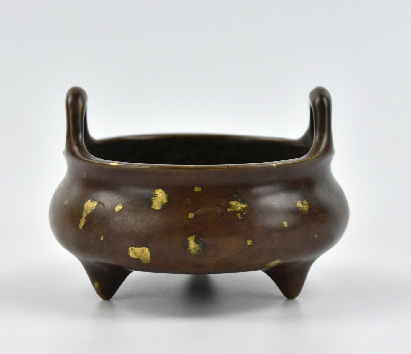 Appraisal: a bronze tripod censer of cauldron form with handles on