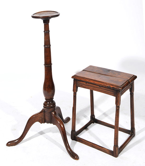 Appraisal: A COUNTRY MADE OAK CANDLE STAND OR TORCHIERE with dish