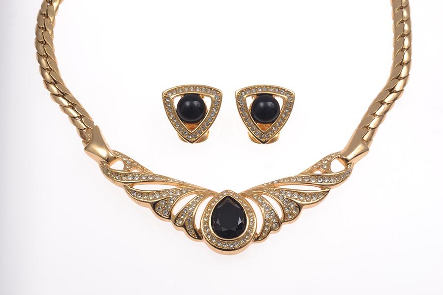 Appraisal: A COSTUME JEWELLERY SUITE BY CHRISTIAN DIOR INCLUDING NECKLACE AND