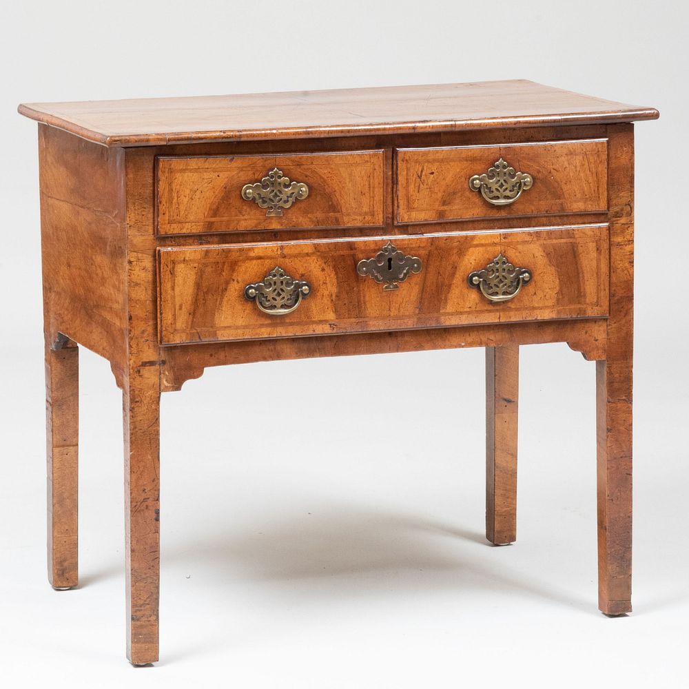 Appraisal: George II Walnut Dressing Table The overhanging quarter-veneered top above