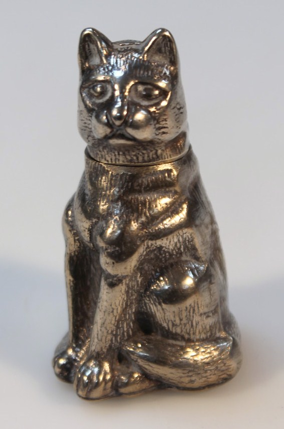 Appraisal: A novelty vesta case in the form of a cat