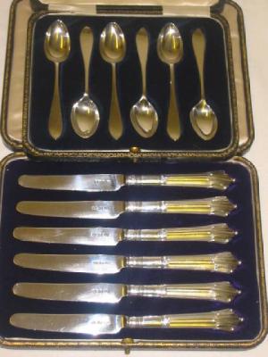 Appraisal: A SET OF SEVEN TEASPOONS the handles with moulded stiff