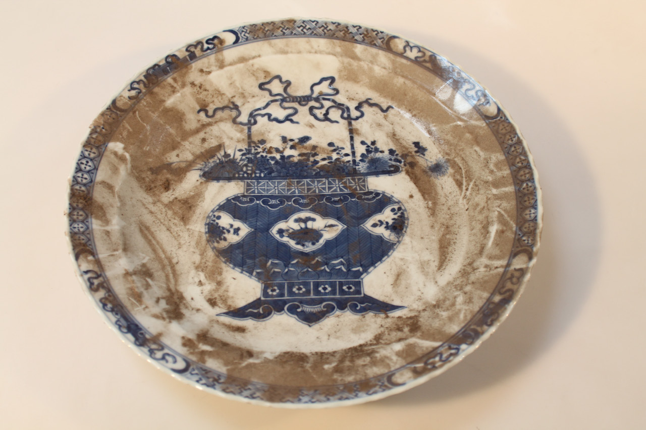 Appraisal: A Chinese porcelain plate the shaped circular outline centred with