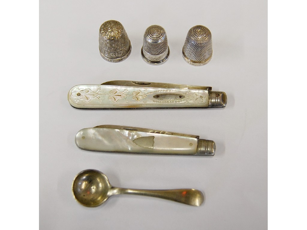 Appraisal: Three silver thimbles to w two mother-of-pearl penknives with silver