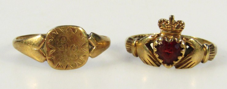 Appraisal: A ct gold signet ring with a shaped centre and