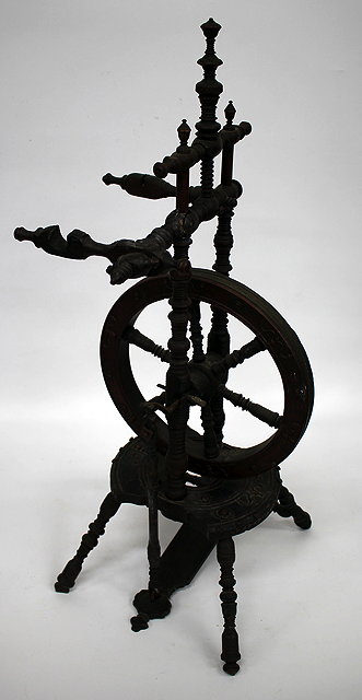 Appraisal: A SMALL TH CENTURY SPINNING WHEEL cm high