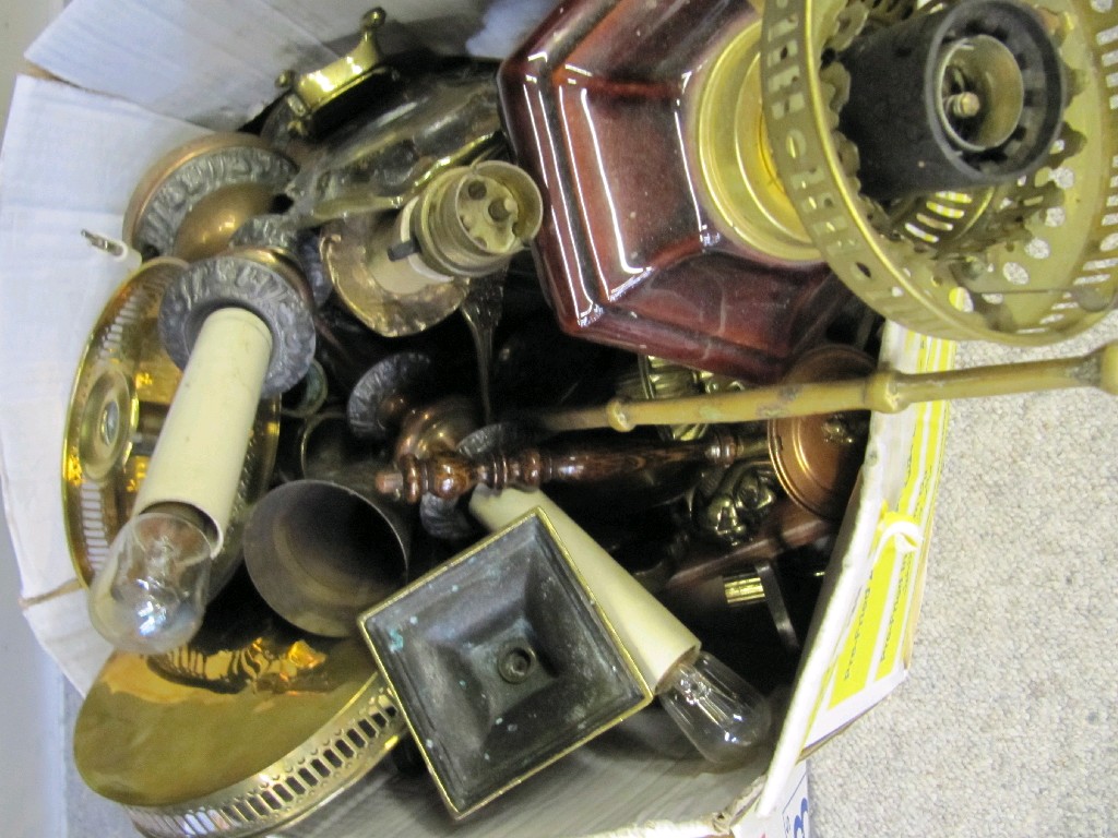 Appraisal: Box of assorted brassware