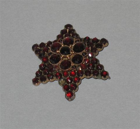 Appraisal: VINTAGE STAR-SHAPED GARNET BROOCH PENDANT The brooch composed of graduated