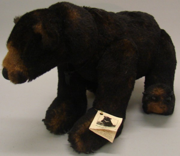 Appraisal: Tagged artist Pochung Mountain Grizzley Bear Brodey designed and made