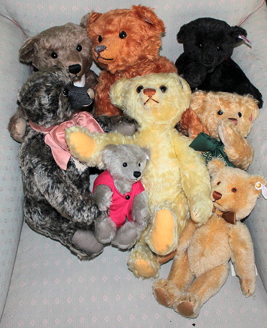 Appraisal: A QUANTITY OF VARIOUS DEANS TEDDY BEARS to include a