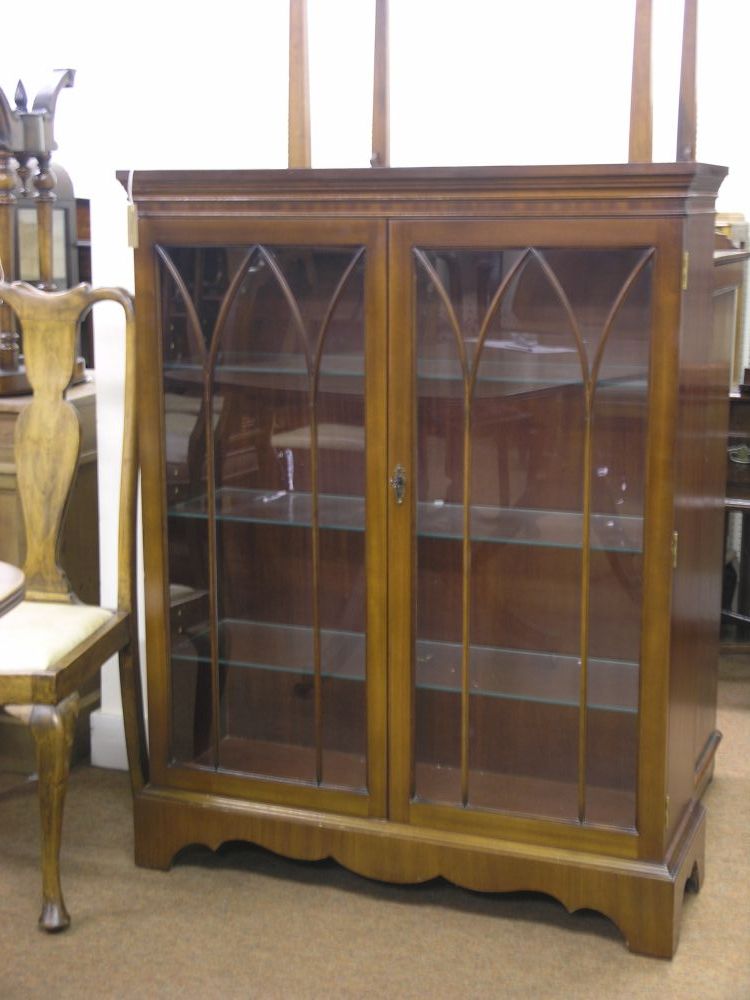 Appraisal: A mahogany display cabinet three glass shelves enclosed by a