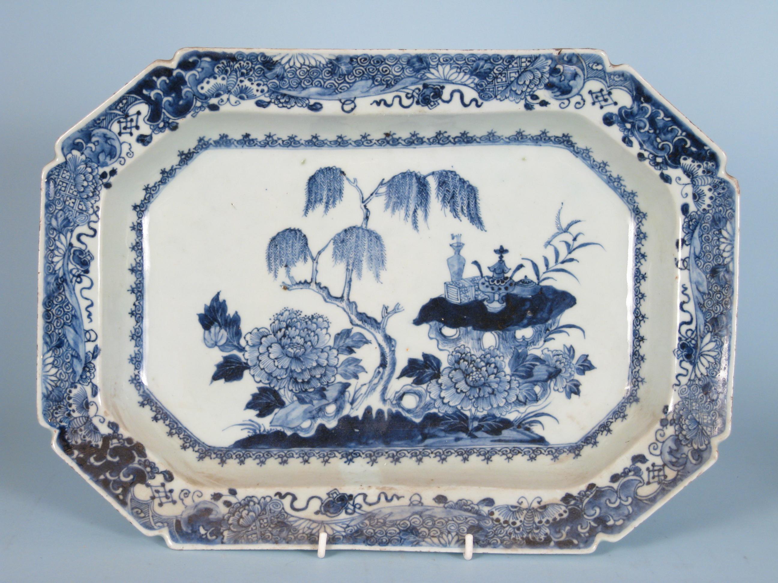 Appraisal: An early th Century Chinese blue and white octagonal Meat