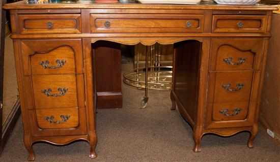 Appraisal: Maddox maple kneehole desk Estimate - No condition report supplied