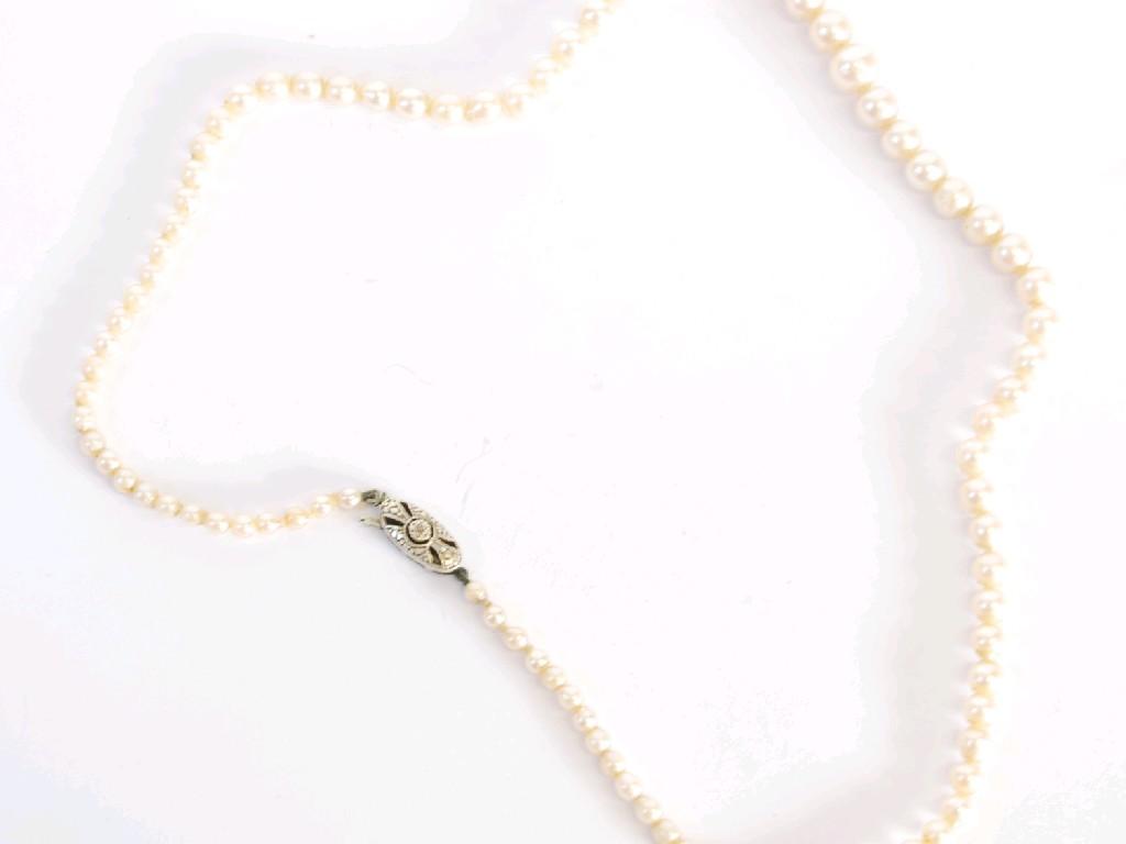 Appraisal: SINGLE STRAND NECKLACE OF GRADUATED CULTURED PEARLS with ct white