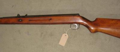 Appraisal: AN ORIGINAL E AIR RIFLE c calibre with enclosed front