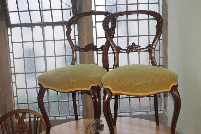 Appraisal: A SET OF FIVE VICTORIAN WALNUT BALLOON BACK DINING CHAIRS