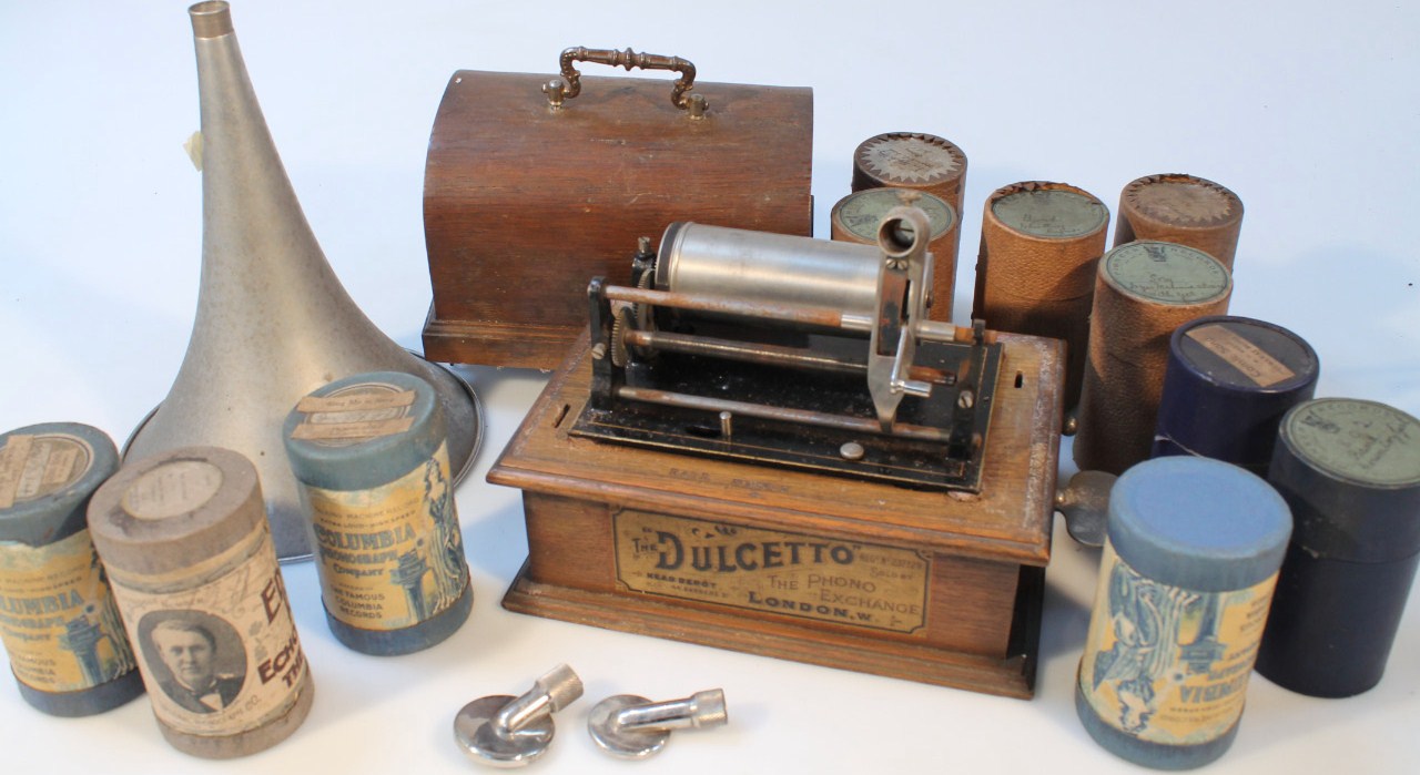 Appraisal: An R V A oak cased phonograph set with horn