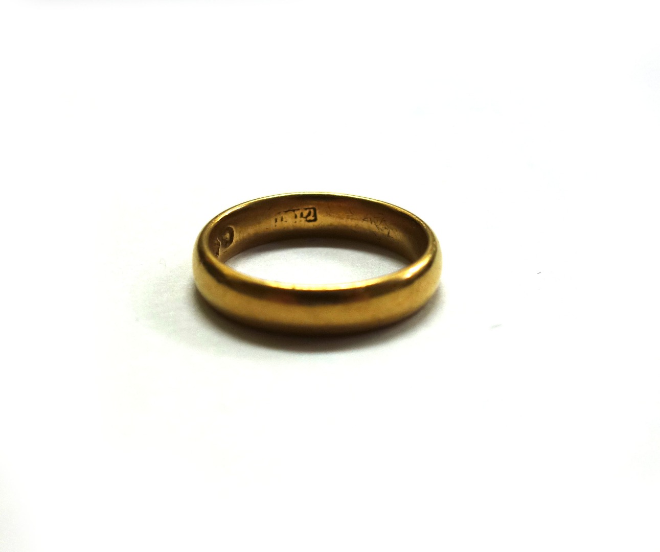 Appraisal: A Victorian ct yellow gold wedding band London g