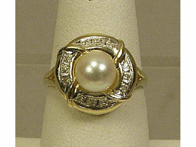 Appraisal: Pleasant K yellow gold lady's ring set with a nice