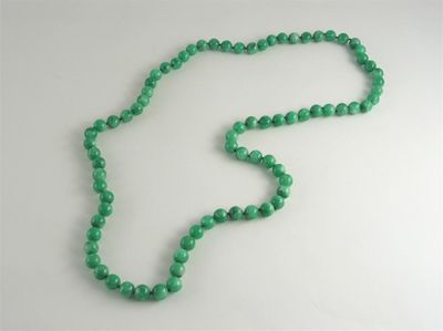 Appraisal: A Chinese jade necklace comprising eighty beads of apple green