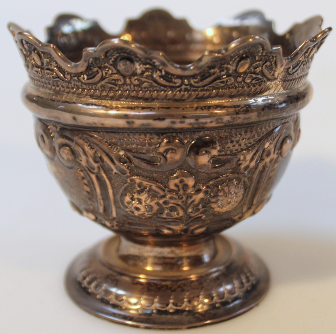 Appraisal: A Victorian silver sugar bowl by Josiah Williams Co with