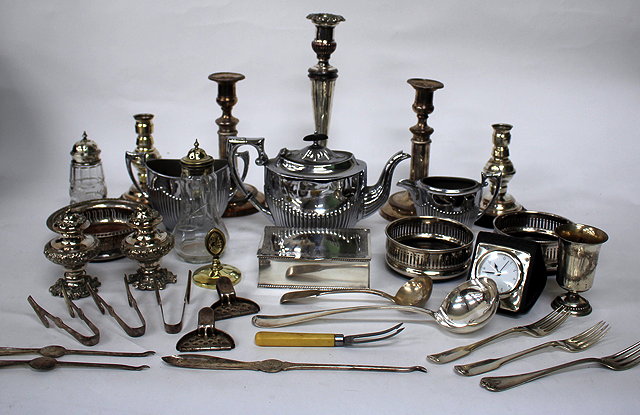 Appraisal: A LARGE QUANTITY OF SILVER PLATED ITEMS to include table