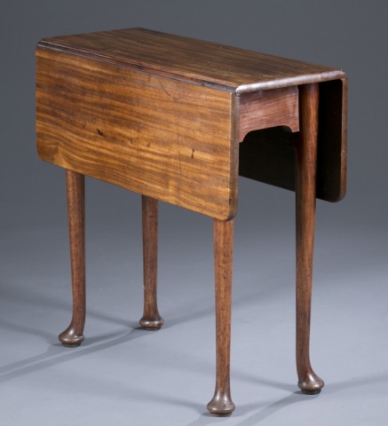 Appraisal: Queen Anne-Style Drop Leaf Table Mahogany Straight legs on pad