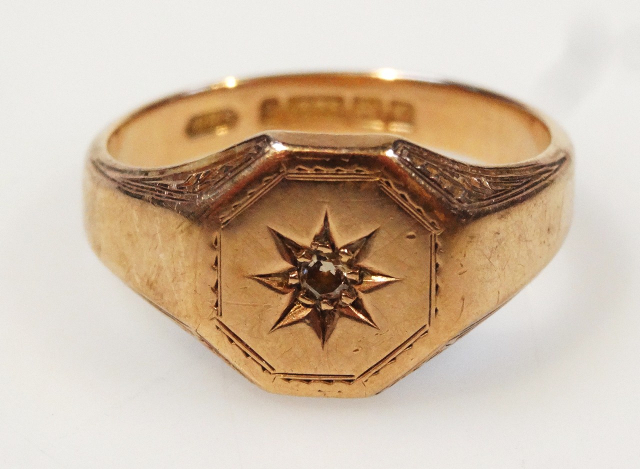 Appraisal: A gentleman's ct gold signet ring with hexagonal head centred