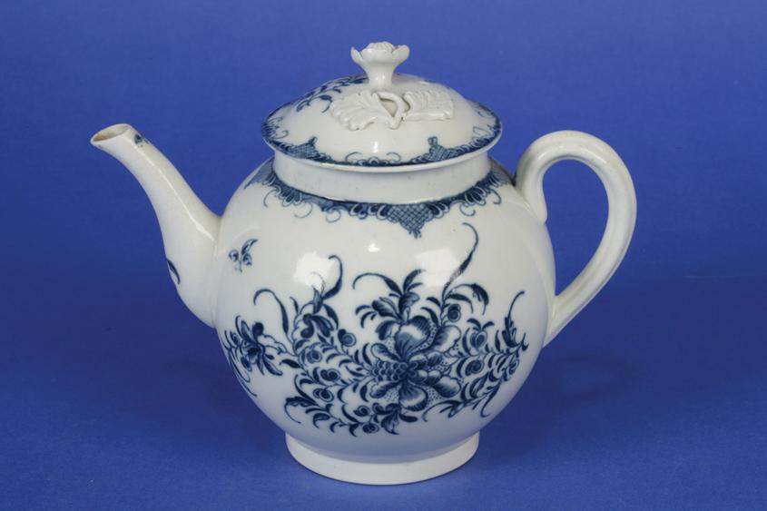 Appraisal: A FIRST PERIOD WORCESTER BLUE AND WHITE TEAPOT AND COVER