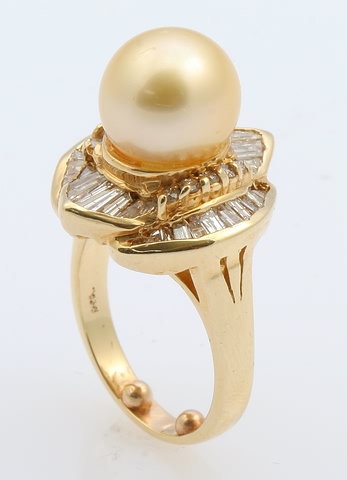 Appraisal: KY mm round antique cream colored center pearl accented by