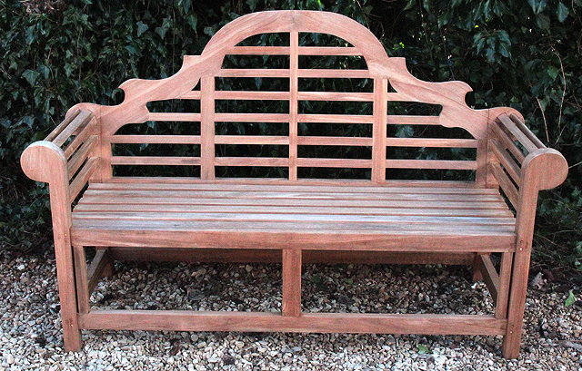 Appraisal: A COTSWOLD TEAK LUTYENS STYLE GARDEN BENCH cm wide