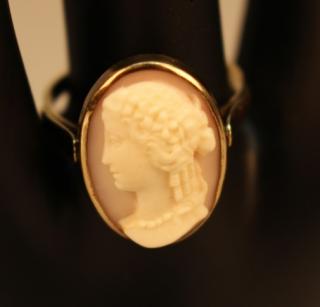 Appraisal: Ladies cameo ring in kt single bezel frame Ladies cameo