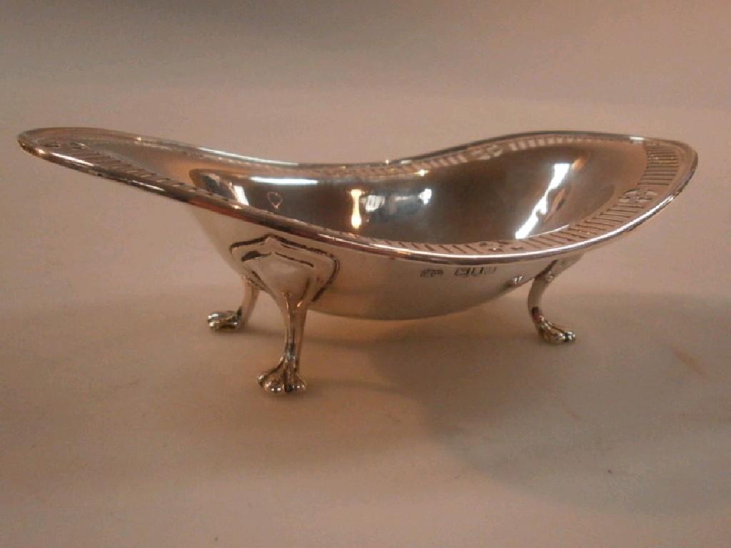 Appraisal: An Edwardian silver oval bonboniere with pierced border and crest