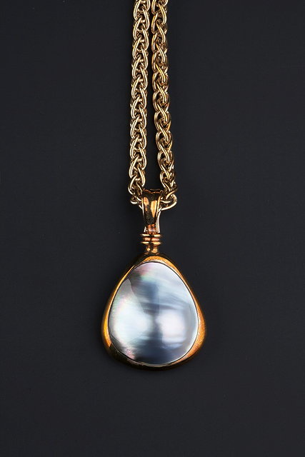 Appraisal: A MABE PEARL PENDANT with hinged pendant bale cm long