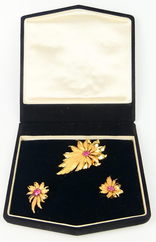 Appraisal: ESTATE PIECE KT GOLD AND RUBY SUITE Includes leaf pin