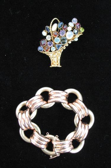 Appraisal: A YELLOW GOLD BROOCH set in the form of a