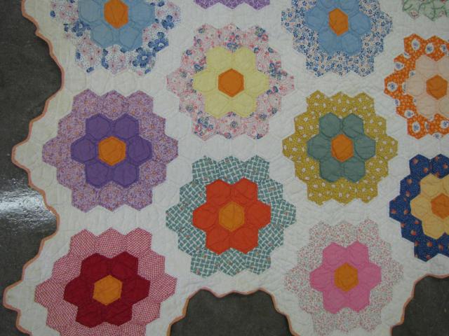 Appraisal: Vintage full-size pattern quilt Grandma's Flower garden shows some wear