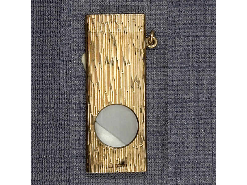 Appraisal: CIGAR CUTTER k English gold cigar cutter with textured bark