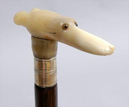 Appraisal: BAMBOO CANE WITH CARVED HORN HOUND'S HEAD HANDLE The head