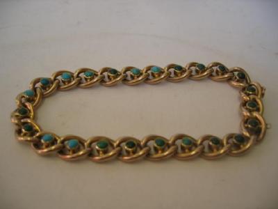 Appraisal: A CT GOLD CHAIN BRACELET each open link centred by